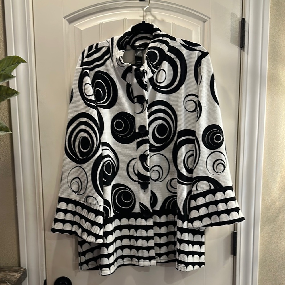 Ali Miles Black and White Swirl Top